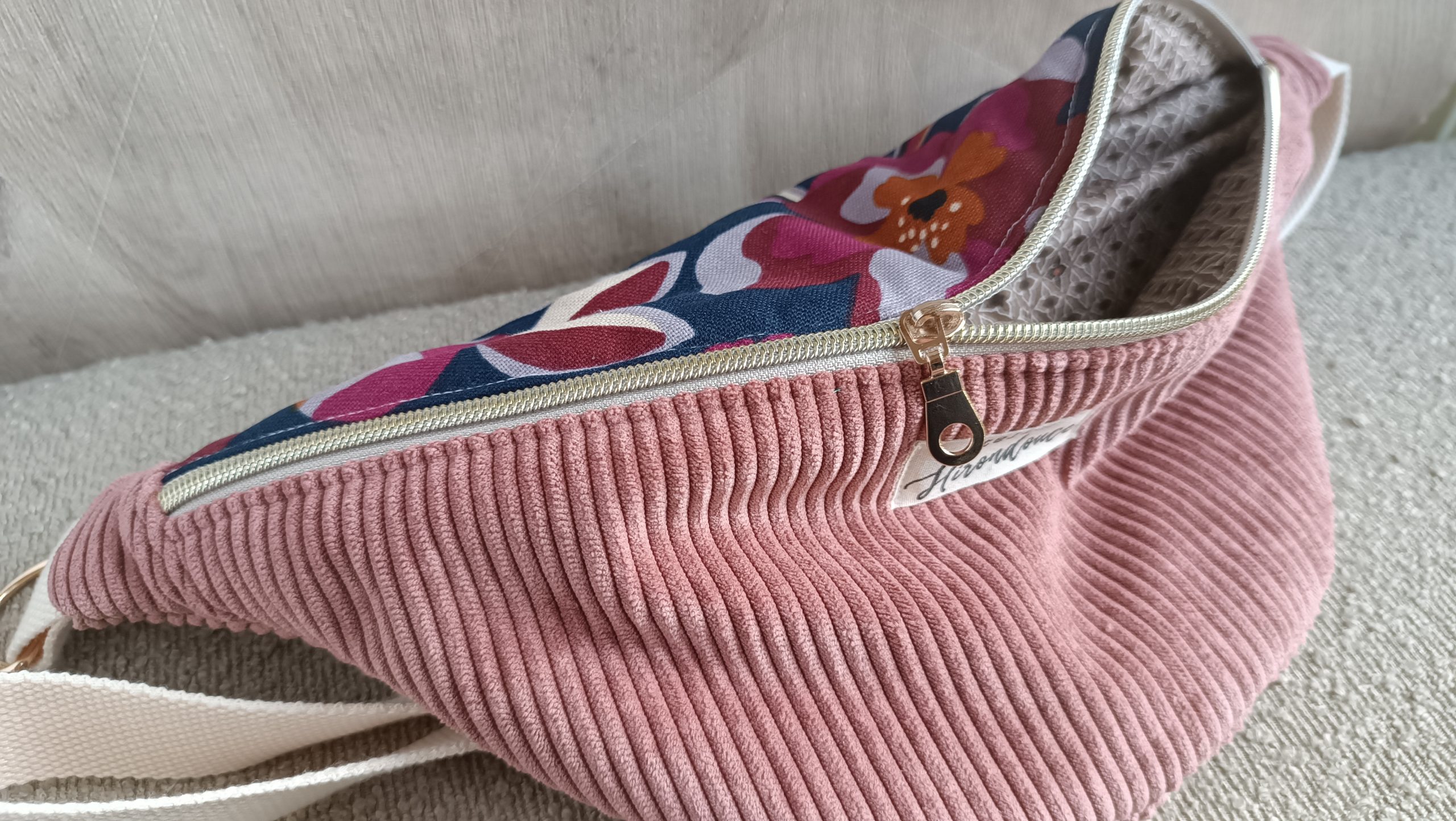 sac banane vieux rose grandes fleurs violettes