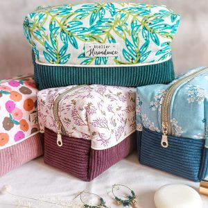 trousses de toilette aux motifs fleuris et joyeux et velours côtelé