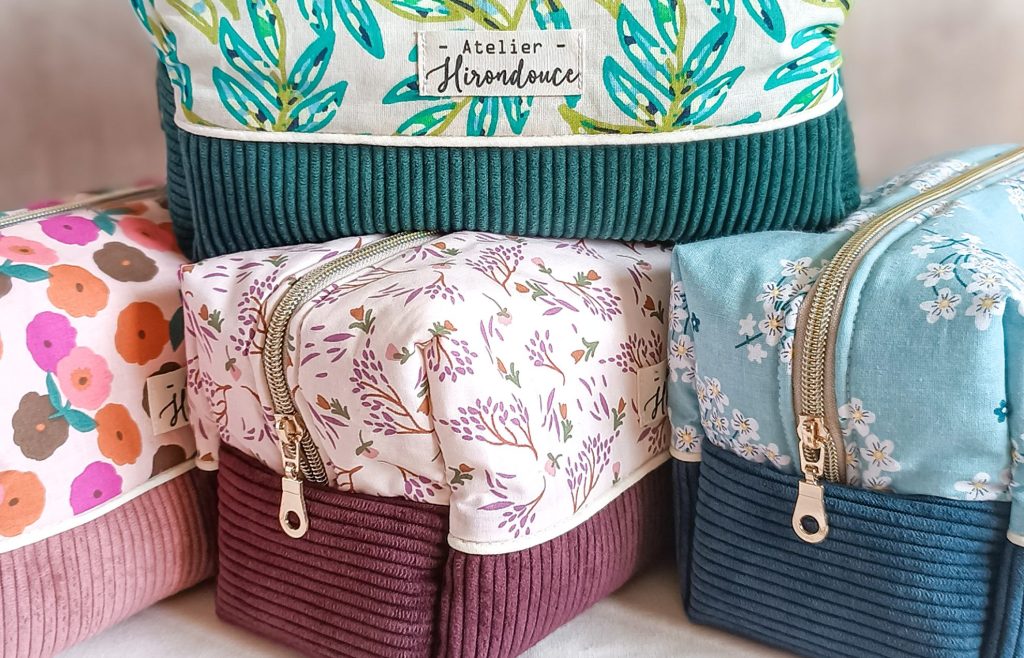 trousses de toilette aux motifs fleuris et joyeux et velours côtelé